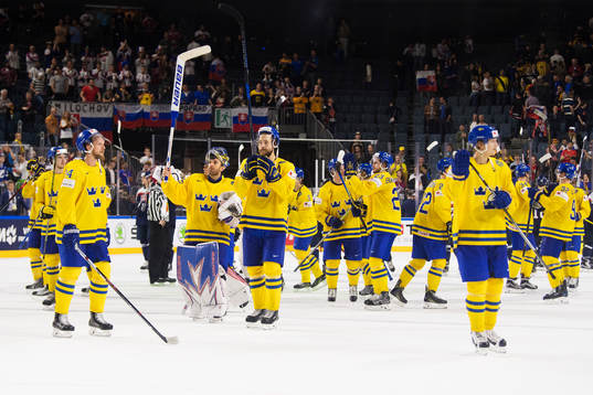 Sveriges spelare med målvakt Henrik Lundqvist jublar