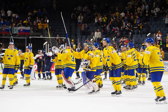 Sveriges spelare med målvakt Henrik Lundqvist jublar