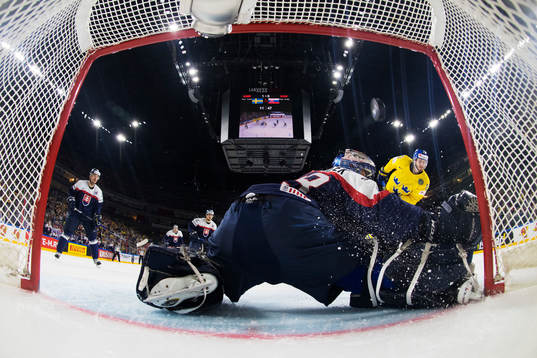 Sveriges Oliver Ekman Larsson skjuter in 2-0 bakom