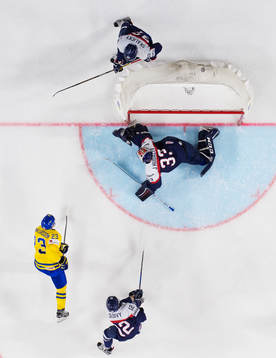 Sveriges Oliver Ekman Larsson skjuter in 2-0 bakom