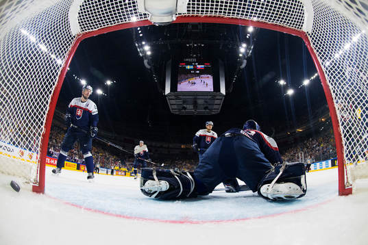 Slovakiens Michal Sersen och målvakt Julius Hudacek deppar