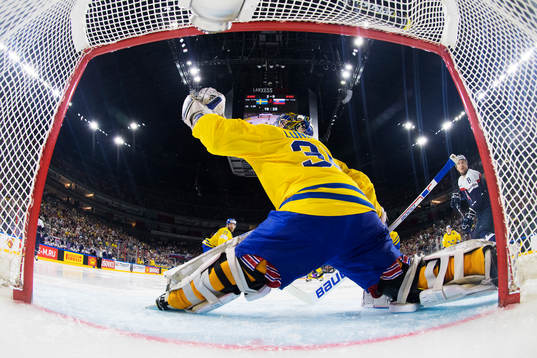 Sveriges målvakt Henrik Lundqvist räddar ett skott