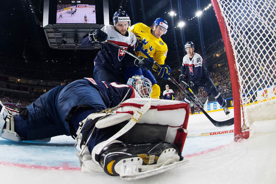 Slovakiens målvakt Jaroslav Janus, Lukas Cingel och Michal