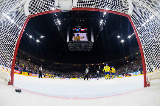 Sveriges William Karlsson jublar med lagkamrater