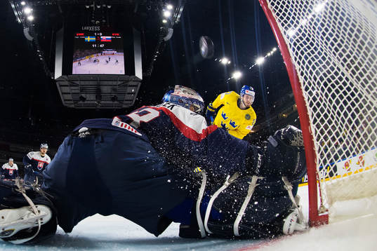 Sveriges Oliver Ekman Larsson skjuter in 2-0 bakom