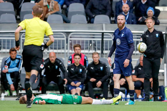 Malmö FFs Jo Inge Berget tittar på domaren Johan Hamlin