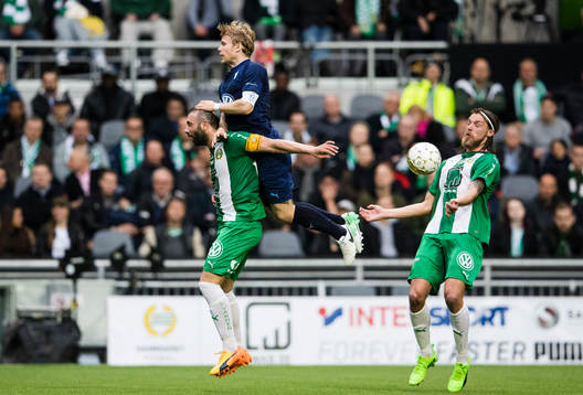 Hammarbys Kennedy Bakircioglu i en nickduell med Malmö FFs