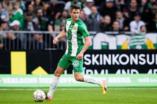 Hammarbys Leo Bengtsson med bollen