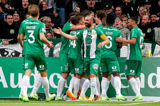 Hammarbys Arnór Smárason jublar med lagkamrater