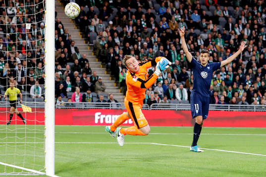 Hammarbys målvakt Ögmundur Kristinsson tappar in 1-1 och