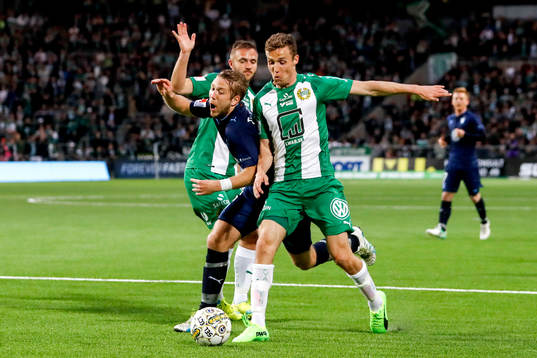 Malmö FFs Anton Tinnerholm tas om hand av Hammarbys Mats