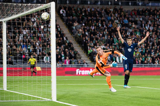 Hammarbys målvakt Ögmundur Kristinsson ser hur bollen
