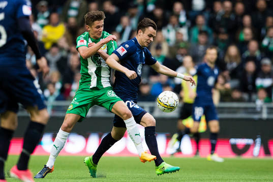 Hammarbys Leo Bengtsson i kamp om bollen med Malmö FFs