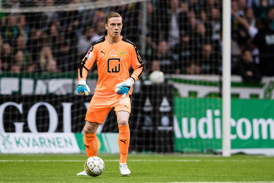 Hammarbys målvakt Ögmundur Kristinsson med bollen