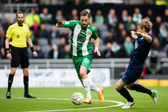 Hammarbys Arnór Smárason tar sig förbi Malmö FFs Anton