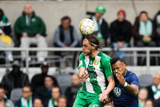 Hammarbys Björn Paulsen i kamp om bollen med Malmö FFs