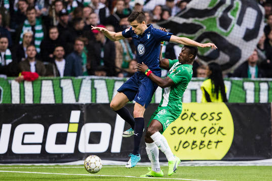 Malmö FFs Alexander Jeremejeff uppvaktas av Hammarbys