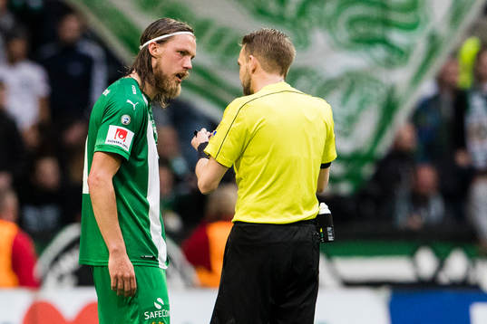 Hammarbys Björn Paulsen talar med domare Johan Hamlin
