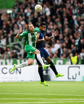 Hammarbys Björn Paulsen i en nickduell med Malmö FFs