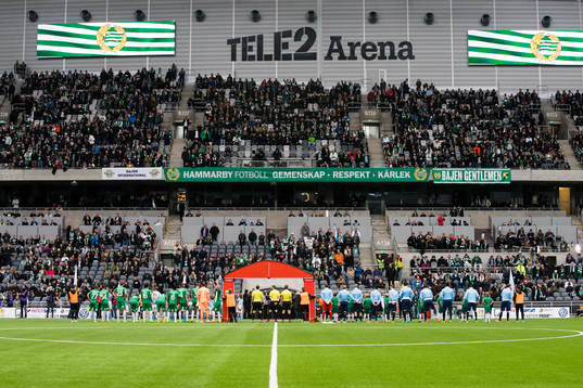 Hammarbys och Malmö FFs spelare ställer upp sig innan
