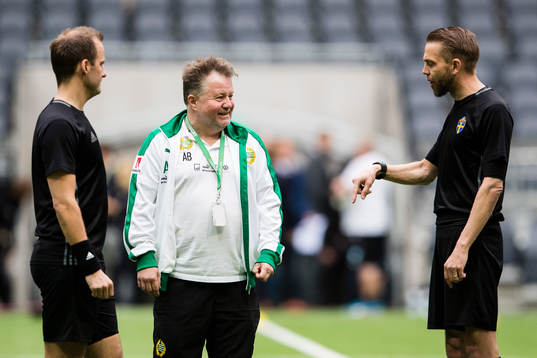 Hammarbys materialförvaltare Anders Bitén smtalar med