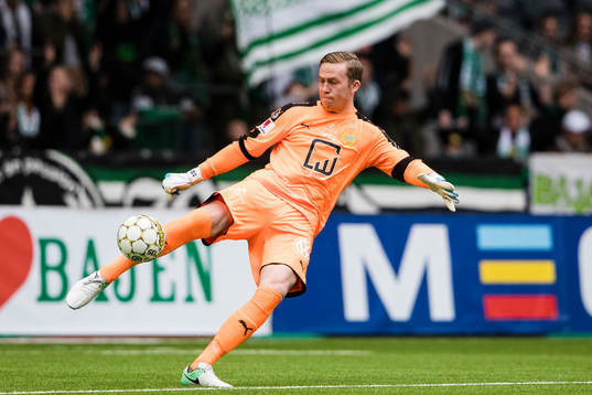Hammarbys målvakt Ögmundur Kristinsson med en utspark