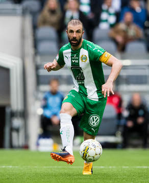 Hammarbys Kennedy Bakircioglu med bollen