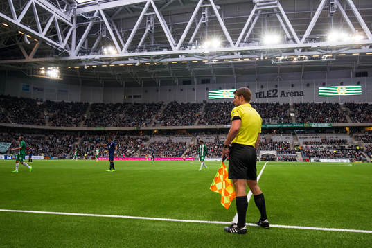 En linjedomare följer spelet