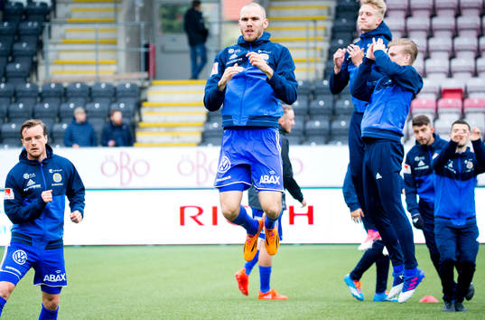Sundsvallsspelarna värmer upp fotbollsmatchen i