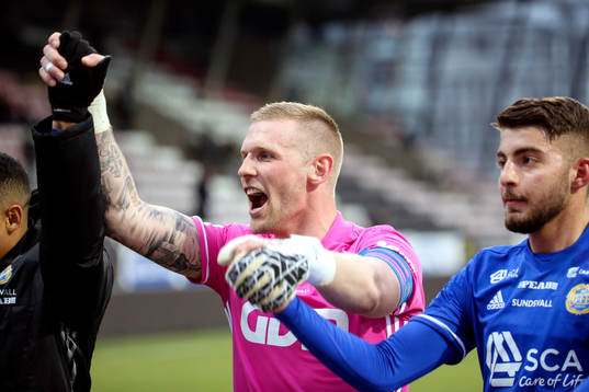 Sundsvalls målvakt Tommy Naurin jublar