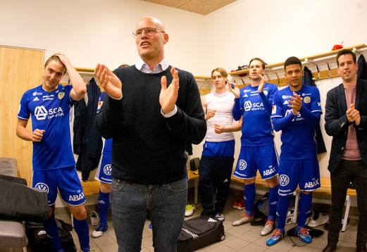 Sundsvalls tränare Joel Cedergren jublar i