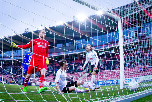 Sundsvalls Linus Hallenius gör 0-2 och Örebros målvakt