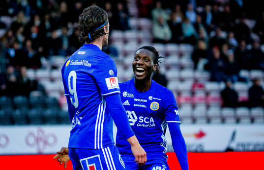 Sundsvalls Linus Hallenius gör 0-2 och jublar med Peter