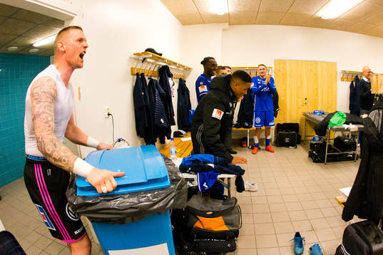 Sundsvalls målvakt Tommy Naurin jublar i omklädningsrummet