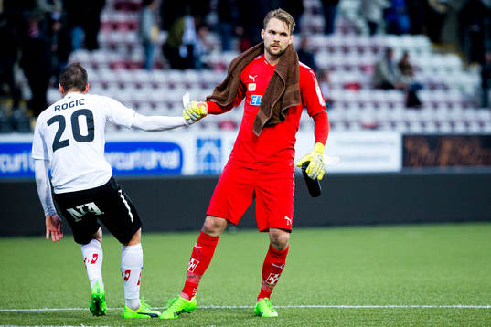 Örebros Filip Rogic och målvakt Oscar Jansson deppar