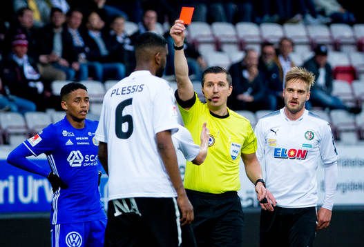 Örebros Damien Plessis får rött kort av domaren Bojan