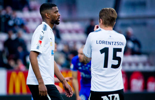 Örebros Damien Plessis får rött kort av domaren och