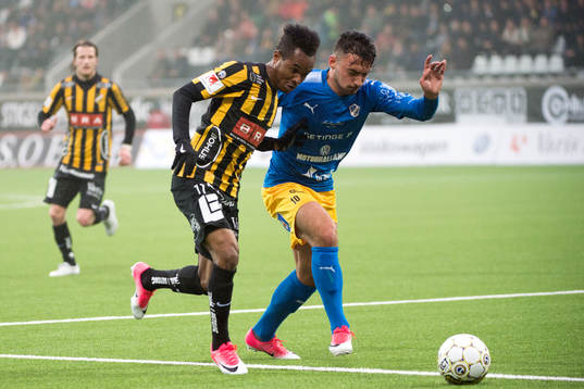 Häckens Gustav Berggren och Halmstads Sead Haksabanovic