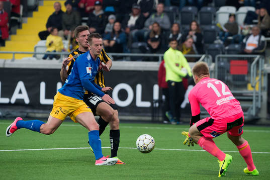 Halmstads Andreas Bengtsson försvarar mot Häckens