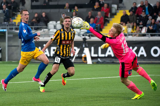 Halmstads Andreas Bengtsson och målvakt Isak Pettersson