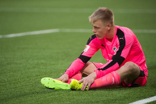 Halmstads målvakt Isak Pettersson deppar