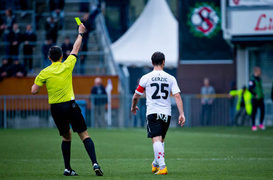 Örebros Nordin Gerzic får gult kort och deppar