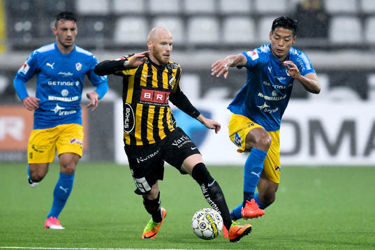 Häckens Alexander Farnerud och Halmstads Kosuke Kinoshita