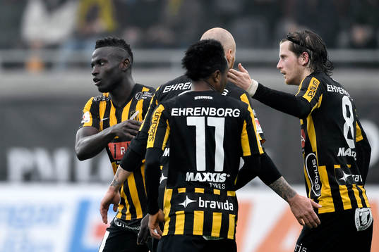 Häckens Alhassan Kamara jublar med lagkamrater
