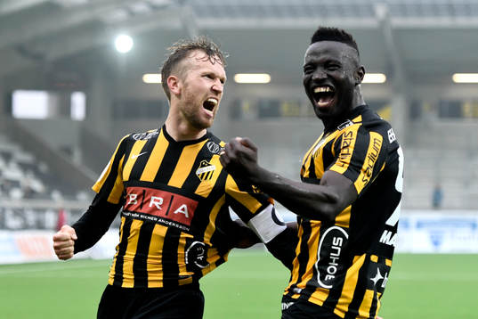 Häckens Rasmus Lindgren och Alhassan Kamara jublar