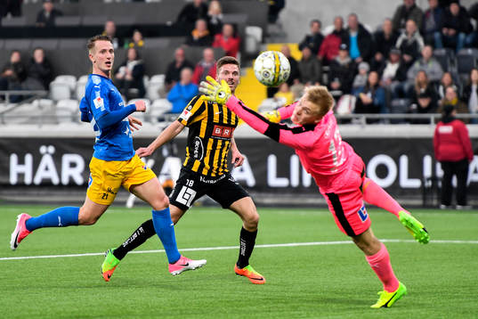 Halmstads Gabriel Gudmundsson och målvakt Isak Pettersson