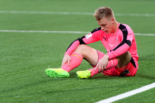 Halmstads målvakt Isak Pettersson deppar