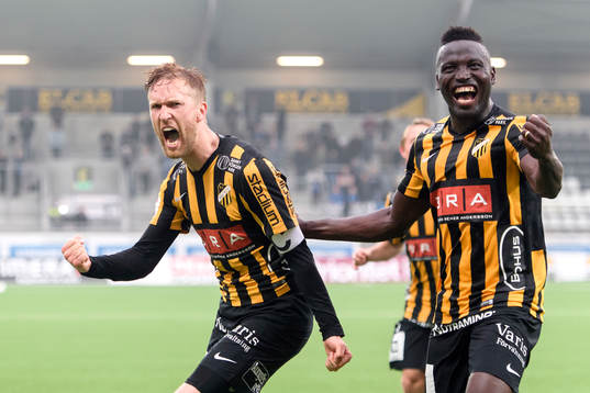 Häckens Rasmus Lindgren och Alhassan Kamara jublar