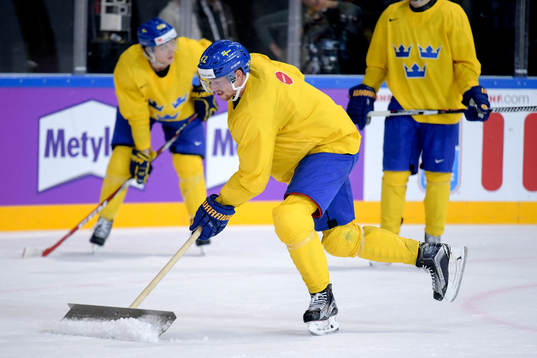 Joakim Nordström skrapar isen på Sveriges