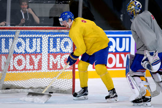 Joakim Nordström skrapar isen framför målvakt Henrik